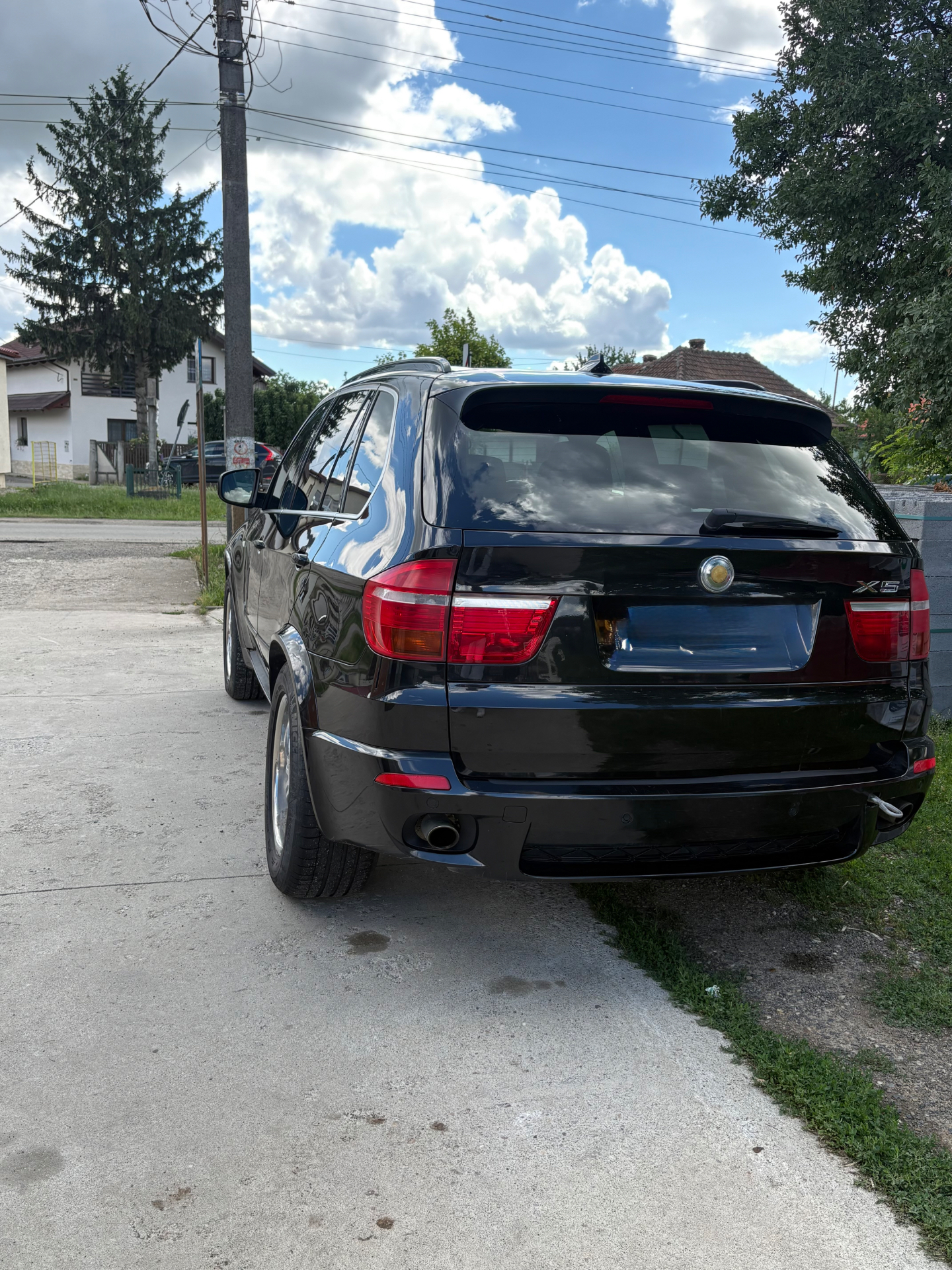BMW X5 după spălare, cu exterior curat și lucios