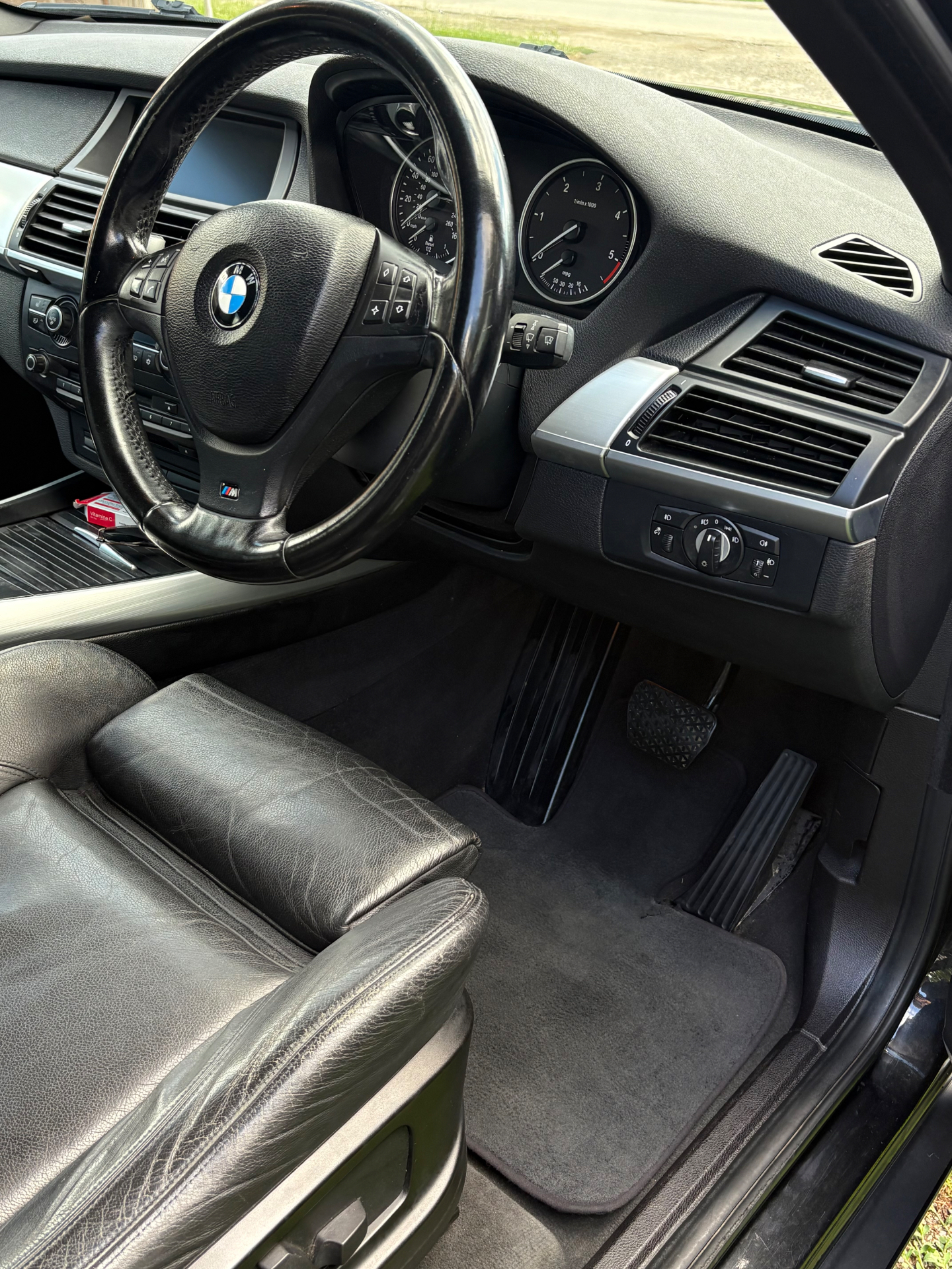 Interior auto după curățare profesională, cu finisaj curat și îngrijit