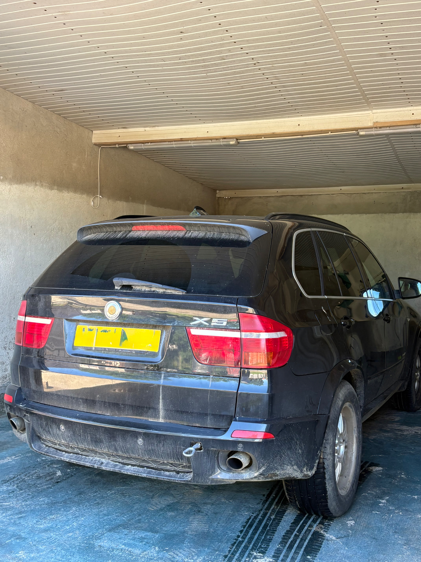 BMW X5 înainte de spălare, cu murdărie vizibilă pe caroserie